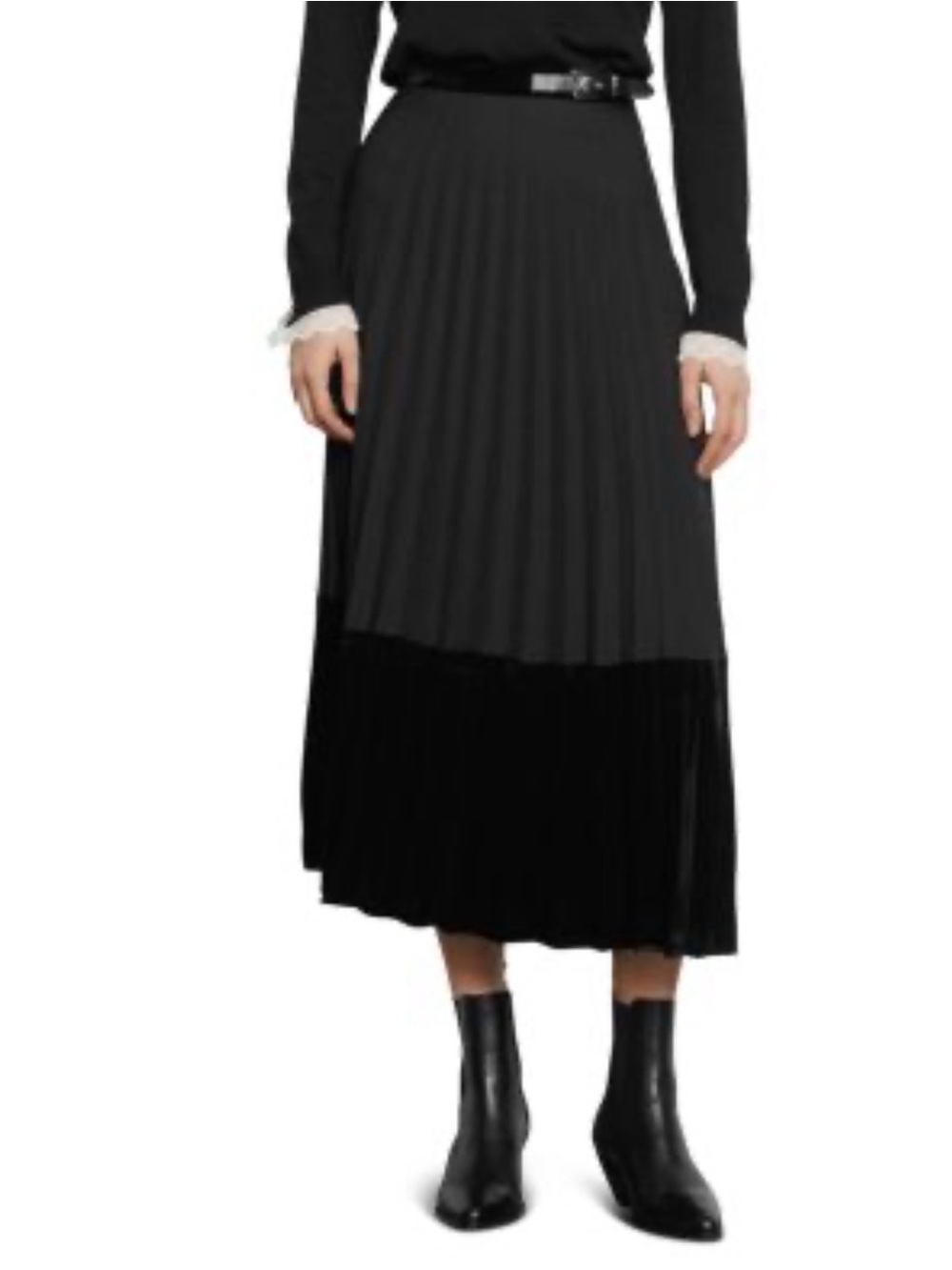 Sandro Black Long Pleated Velna Velvet Detail
Pleated Wrapover Skirt size 2